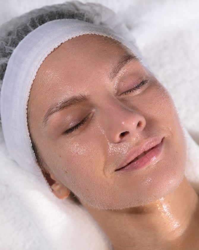 visage d'une femme hautement hydraté