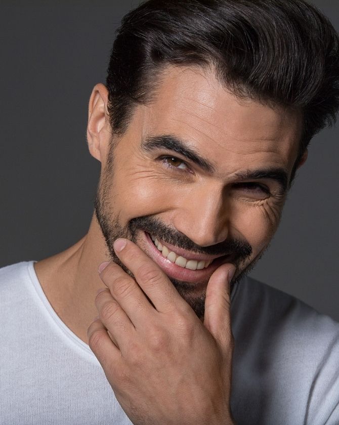 homme souriant avec barbe et moustache