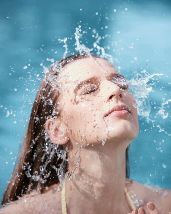 jeune femme dans une piscine à paris
